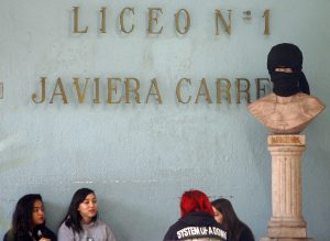 Estudiante mapuche del Liceo Javiera Carrera denuncia que no le permitieron usar su vestimenta originaria en licenciatura