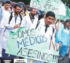 Punto muerto entre gobierno boliviano y médicos mantiene huelga por más de un mes: "Dejen de maltratar a los enfermos"