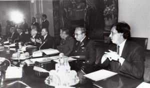 El día en que Carlos Ominami fue el único ministro de Aylwin que respondió a Pinochet por el Informe Rettig