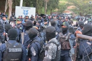 "Somos pueblo y no podemos estar matando al propio pueblo": Policía en Honduras se niega a reprimir a manifestantes
