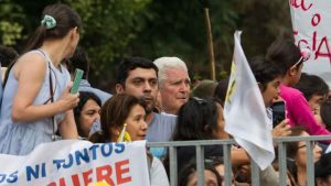 "Más Mariano Puga, menos Obispo Barros": Loas para el "cura obrero" por ser parte de la protesta "ni zurdos ni tontos"