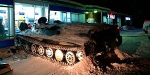 Rusia: Se emborrachó como piojo, se robó un tanque soviético y asaltó supermercado sólo para robarse un vino