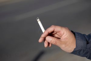 Prohíben venta de cajetillas con menos de 20 cigarros y establecen creación de paquete genérico