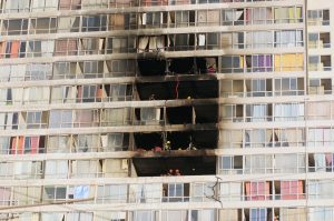 Bomberos por incendio en 'gueto vertical': "La mayoría de los edificios de la RM son una bomba de tiempo"