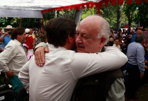 Fiesta de los Abrazos: Teillier celebra primer gobierno del PC que logra llegar a su fin de forma democrática