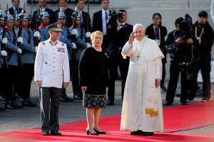 Papa Francisco dice sentir "vergüenza" por abusos sexuales a menores: "Es justo pedir perdón y apoyar con todo esfuerzo a las víctimas"