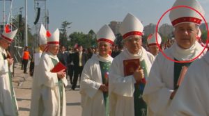 REDES| "De nada sirve que pida disculpas": Indignación por presencia de obispo Juan Barros en masiva misa de Papa Francisco
