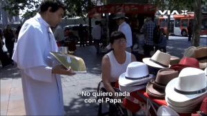 VIDEO| El delirante cosplay del Papa hecho por Beno Espinosa en el centro de Santiago