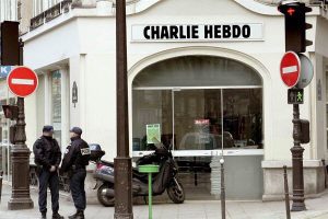 A tres años de la tragedia de Charlie Hebdo, decenas de periodistas padecen amenazas de muerte por “blasfemia”