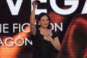 Daniela Vega llama a "refundar este país" tras ser distinguida en Premios Caleuche 2018