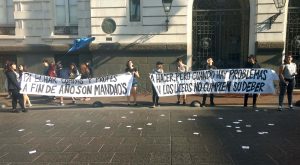 Desvinculación de profesores y estudiantes: Liceos emblemáticos protestan frente a la Municipalidad de Santiago