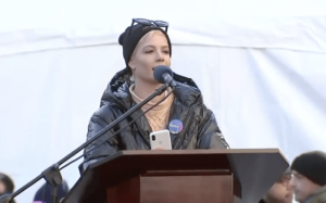 "No seremos libres hasta que todas lo seamos": El emotivo poema feminista de Halsey en la Marcha de Mujeres