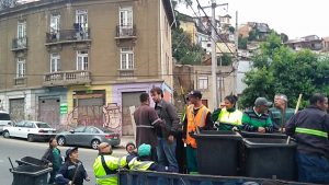 Sharp desayuna con trabajadores que limpiarán Valparaíso tras celebraciones de año nuevo