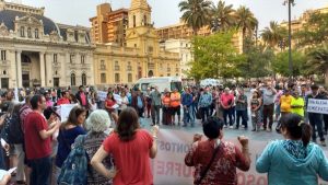 Laicos de Osorno realizan velatón frente a la Catedral de Santiago para exigir la salida del obispo Barros