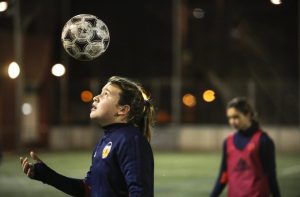 Juegan como niñas: El equipo femenino del Valencia lidera invicto una liga infantil integrada sólo por elencos masculinos