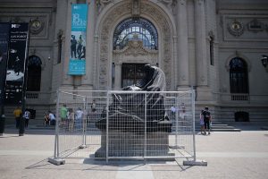 Fórmula E restaurará escultura de Rebeca Matte que fue dañada por camión en frontis del Museo de Bellas Artes