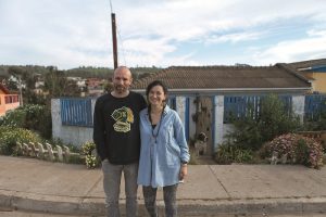 "Salirse del sistema": La historia de una familia que se fue de Santiago, practica el trueque y vive con el sueldo mínimo