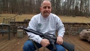VIDEO| Defensor de armas de EEUU destruye su rifle tras matanza de Florida: "Esta arma no matará nunca a nadie"