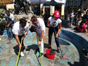 Camila Recabarren limpia la Plaza Aníbal Pinto en el marco de su candidatura a reina de Viña 2018