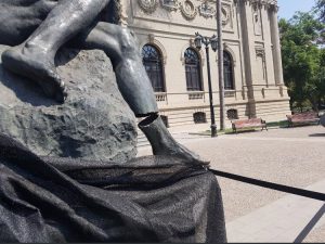 Denuncian que camión de la Fórmula E dañó una estatua en el Museo de Bellas Artes