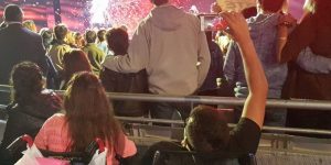 "Dos jóvenes en silla de ruedas tratando de ver el show": Mujer denunció falta de inclusión del Festival de Viña del Mar con discapacitados