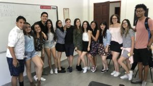 La rebelión de las faldas: Estudiantes de Medellín protestan contra normas de vestir para mujeres