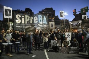 Argentina: Despidos masivos y cierre de emblemáticos medios golpean al periodismo