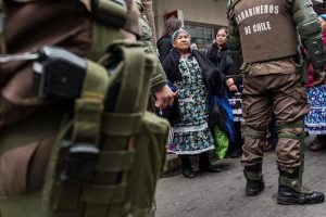 VIDEO| El momento en que un carabinero golpea a una mujer mapuche en la cara durante desalojo en Temuco