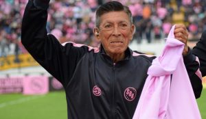 Indignación por jugadores de club peruano que desnudaron y humillaron a utilero de 82 años