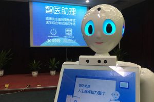 Robot médico comenzó a atender pacientes en centro asistencial de China
