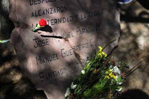 "Entiendo su enojo": Luksic se disculpa por daños de CCU a memorial en honor a víctimas de Caso Degollados