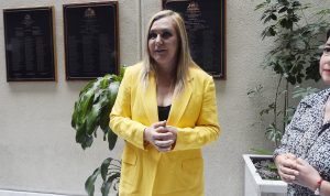 Pamela Jiles grita "todos contra Piñera" en el hemiciclo y genera polémica en su primera intervención como diputada