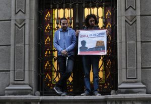 "Chile ya decidió": Confech se encadena al TC a la espera de decisión sobre lucro en la Educación Superior
