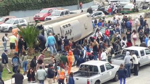 Terrible accidente múltiple en Valparaíso: Bus chocó con camioneta, se volcó y aplastó un auto