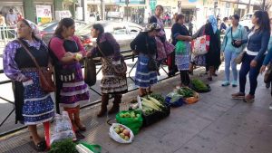 "Queremos trabajar": Comerciantes mapuche acusan de racismo a alcalde de Temuco e insisten en vender sus productos