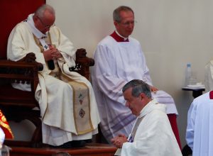 Semana santa: Cuestionado obispo Juan Barros oficia misa de domingo de ramos en Osorno
