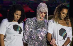 VIDEO| Katy Perry homenajea a Marielle Franco en el Sambódromo junto a su hija y hermana