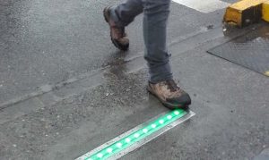 Atención, adicto al celular: Las Condes instaló semáforos en el piso para que no tengas que levantar tu cabeza