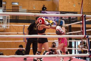 "Pelea como mujer": El campeonato de kickboxing femenino que irrumpe en un espacio dominado por los hombres