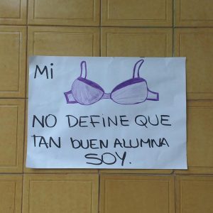 "La ropa no define nuestra capacidad": Estudiante argentina fue sancionada por ir sin sostén a la escuela
