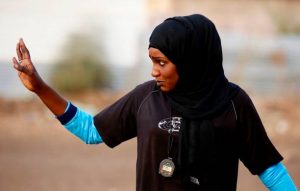 "El fútbol es mi primer y último amor": Joven de Sudán se convierte en la primera mujer árabe entrenadora de un equipo masculino