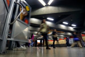 "Aún tengo miedo, rabia, pena e impotencia": Mujer fue agredida por guardias de Metro tras pedir ayuda para persona no vidente