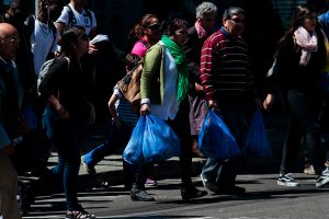 Gobierno de Piñera planea prohibir la entrega de bolsas plásticas en el comercio de todo Chile