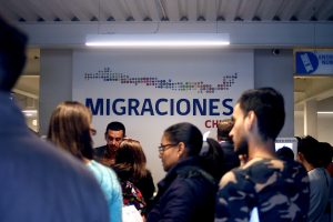 10 veces el presupuesto de Extranjería: Migrantes aportarán más de 30 mil millones de pesos en pago de visas
