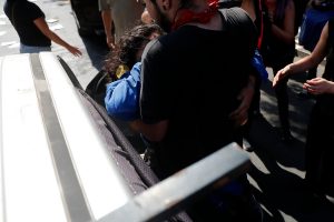 Carabineros anuncia "indagación administrativa" tras atropello a estudiante con carro de Fuerzas Especiales