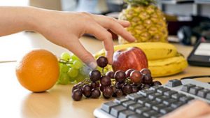 5 tips para evitar tentaciones y mantener una alimentación saludable en el trabajo
