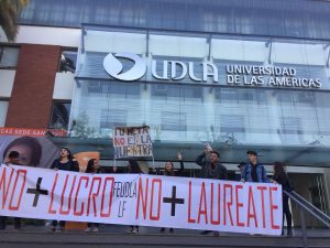 Estudiantes de la UDLA protestaron en contra de Laureate y de su rectora Pilar Armanet