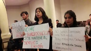"Educación sexual ahora": Fech se manifiesta en medio de discurso de ministro Varela en la U. de Chile