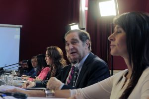 Periodistas acreditados del Congreso denuncian "hostigamiento" de la jefa de prensa del ministro Hernán Larraín