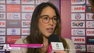 Alejandra Rueda, la periodista colombiana experta en fútbol femenino que es hija del DT de la Roja masculina